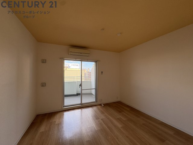 居室・リビング　床色が落ち着いた色合いで綺麗です♪