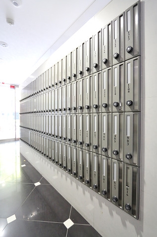 エントランス　ロック付きの郵便受け