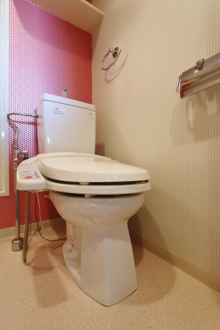 トイレ　アクセントクロスがお洒落感を高めます