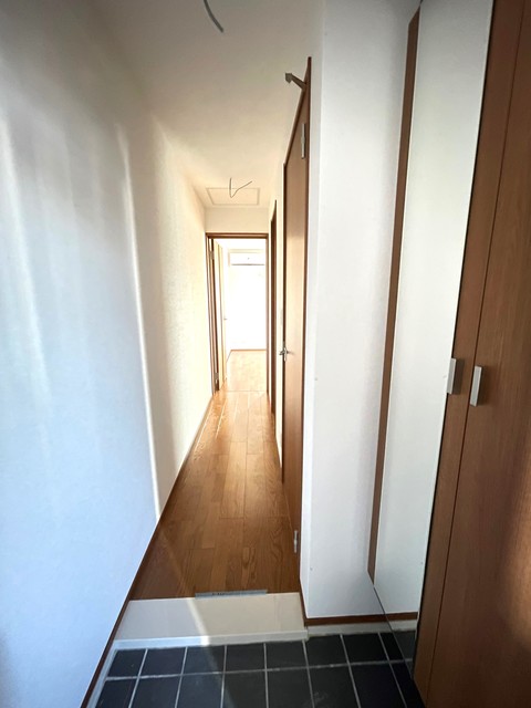 玄関　※写真は301号室のものです