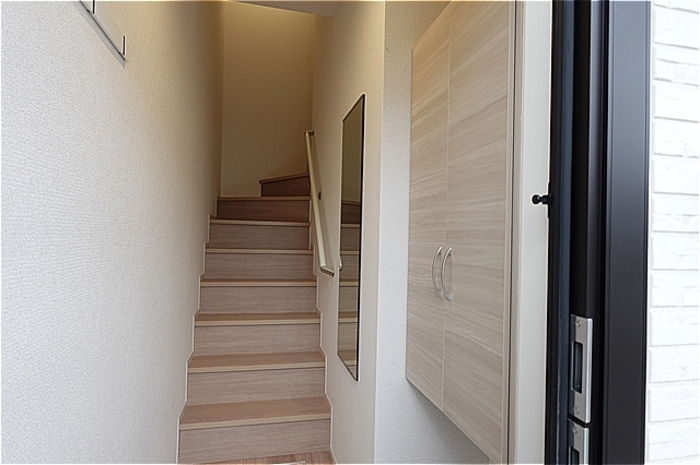 収納　シューズボックスとミラー