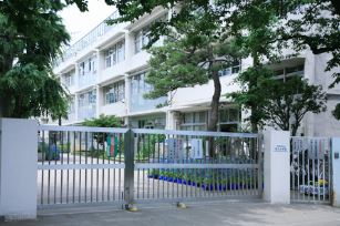 小学校　世田谷区立深沢小学校（小学校）まで589m