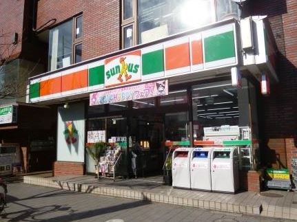 コンビニ　ファミリーマート 世田谷新町店（コンビニ）まで205m