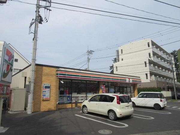 コンビニ　セブンイレブン（コンビニ）まで215m