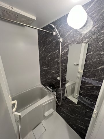 バス・シャワールーム　※写真は同じマンションの違う部屋のものになります。