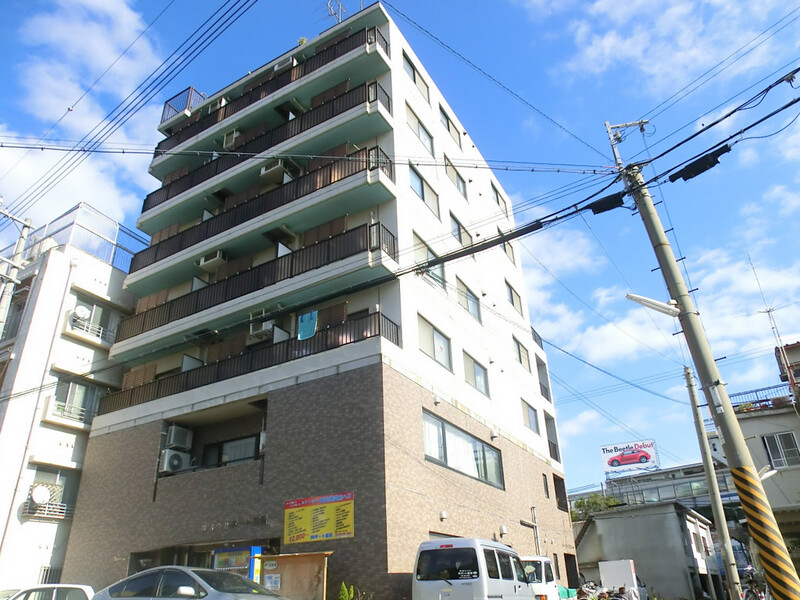 建物外観　ずっしりと重厚感あるマンションです