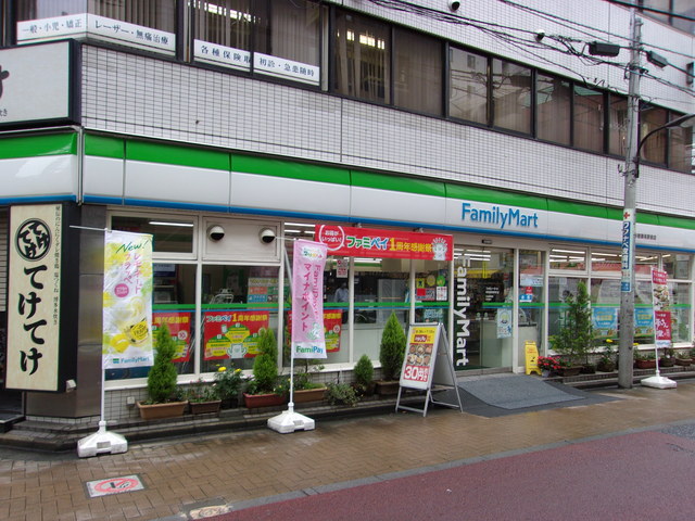 コンビニ　ファミリーマート　新宿御苑駅前（コンビニ）まで45m