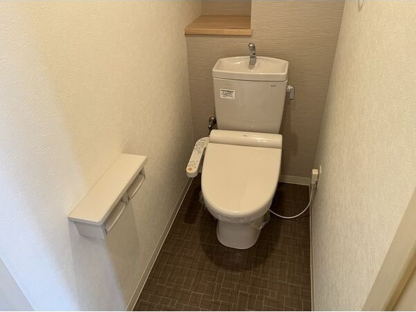 トイレ　※写真は同じマンションの違う部屋のものになります。
