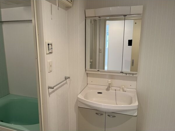 洗面設備　※写真は同じマンションの違う部屋のものになります。