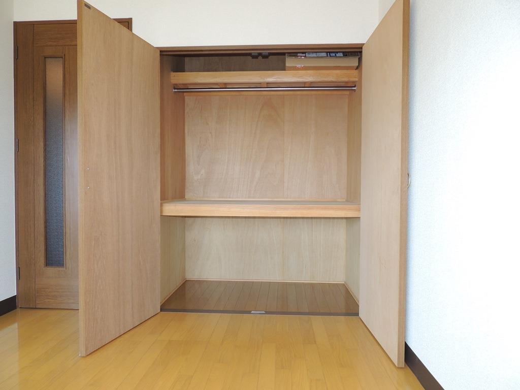 収納　ハンガーパイプ付きの押入です。