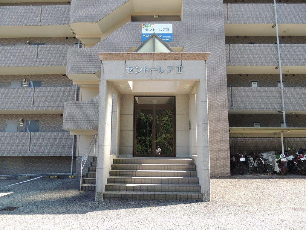 エントランス　セントーレアIIIの正面エントランスです。