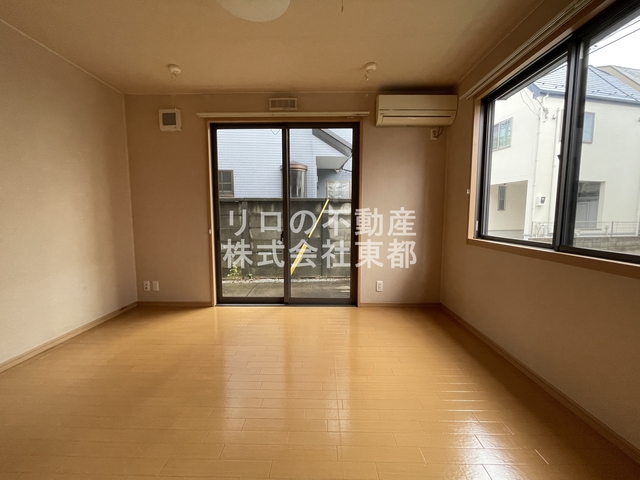 居室・リビング　２面採光なので、明るく風通しのよい過ごしやすいお部屋です♪