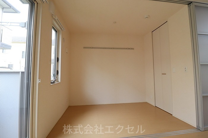 その他部屋・スペース　収納完備のフローリングの室内です。