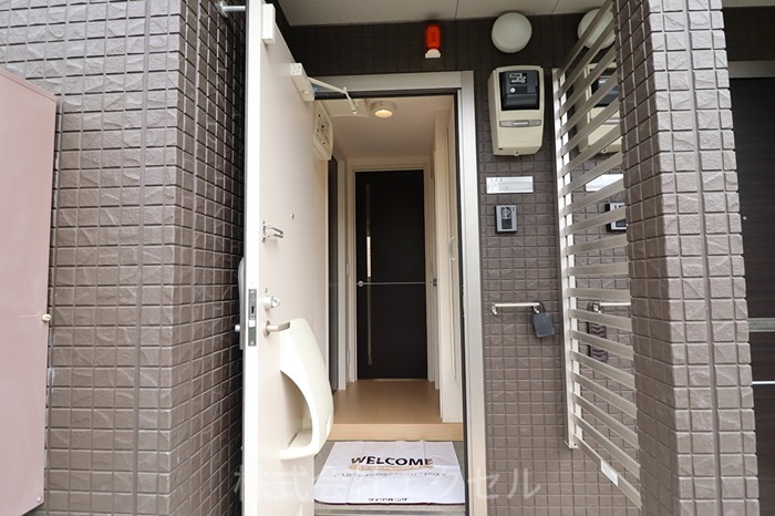 玄関　シューズBOX完備の玄関です。