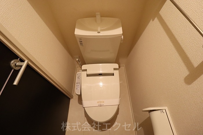トイレ　温水洗浄便座です。