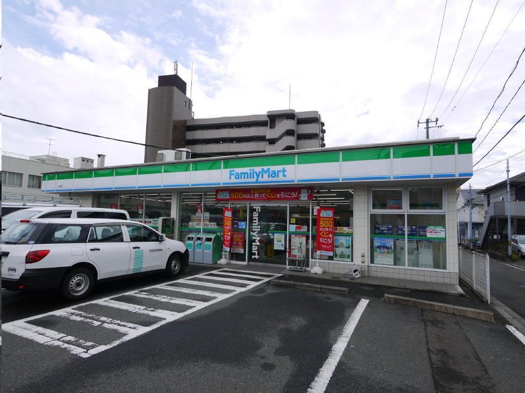 コンビニ　ファミリーマート二の森店（コンビニ）まで327m