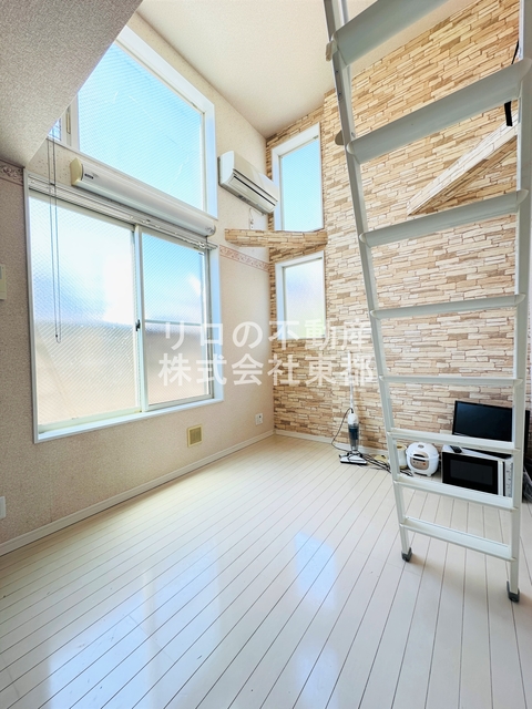 居室・リビング　２面採光なので、明るく風通しのよい過ごしやすいお部屋です♪