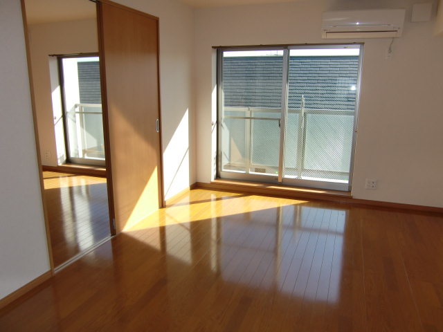 居室・リビング　参考写真（同建物別部屋のものです）