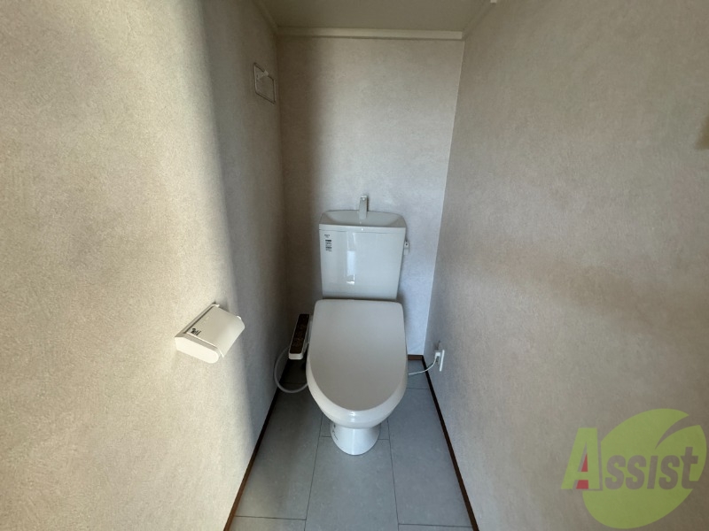 トイレ　トイレはウォシュレット機能付きです。安心して使用できますね。