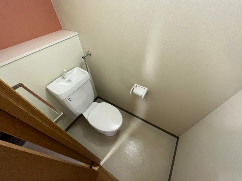 トイレ　こちらはトイレです。清潔感があり、安心して使用できます。