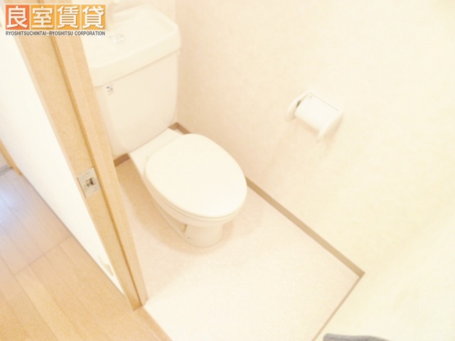 トイレ　同型タイプの別のお部屋の写真です