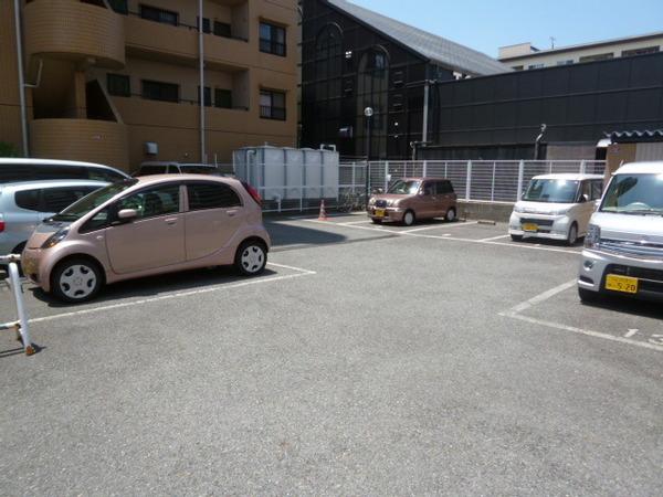 駐車場　畳のお部屋も落ち着いていい感じ