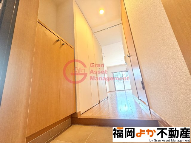 玄関　【福岡よか不動産】収納もある玄関です