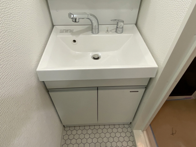 洗面設備　明るい洗面所です