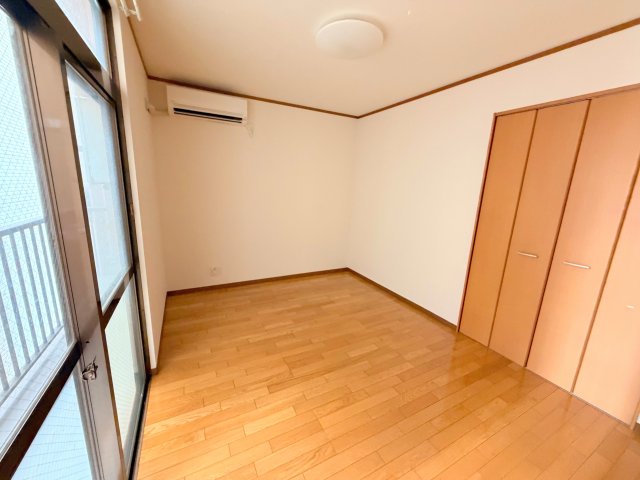 その他部屋・スペース　ゆとりのあるベッドルームで快適な睡眠をとってくださいね。
