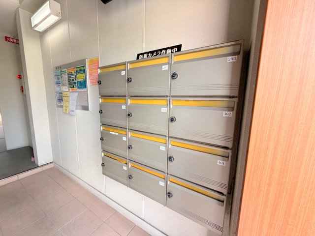 ロビー　ロビーにある各部屋毎のメールボックス。