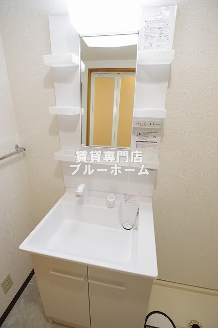 洗面設備　洗面所も収納豊富！