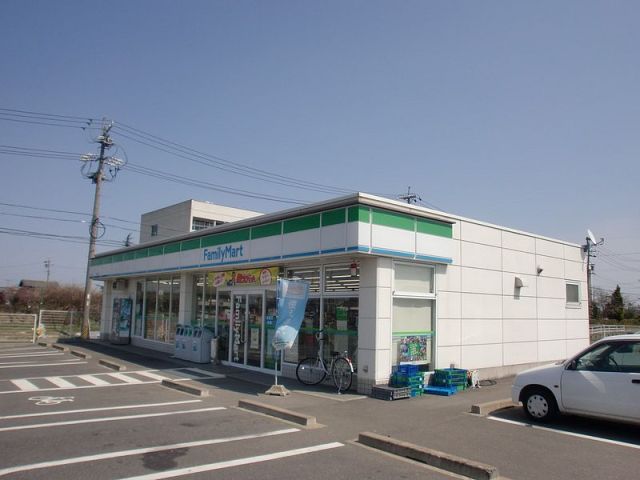 コンビニ　ファミリーマート（コンビニ）まで880m