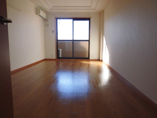 居室・リビング　広い洋間１０帖