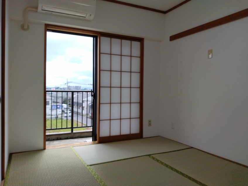 エメラルドハイツEの居間写真