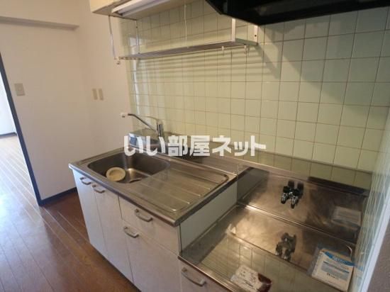 ＪＲ越後線 新潟大学前駅 バス乗車時間：2分 最寄りバス停で下車 徒歩6分 3階建 築26年のキッチン写真