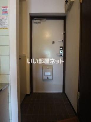 ＪＲ越後線 新潟大学前駅 バス乗車時間：2分 最寄りバス停で下車 徒歩6分 3階建 築26年の玄関写真