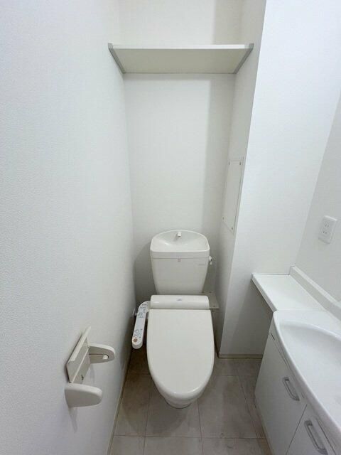 東急世田谷線 三軒茶屋駅 徒歩10分 2階建 築16年のトイレ写真