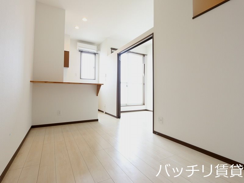 居室・リビング　別号室の画像。現況を優先します。