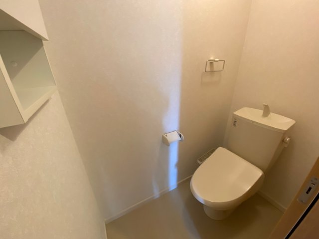 トイレ　落ち着いた色調のトイレです