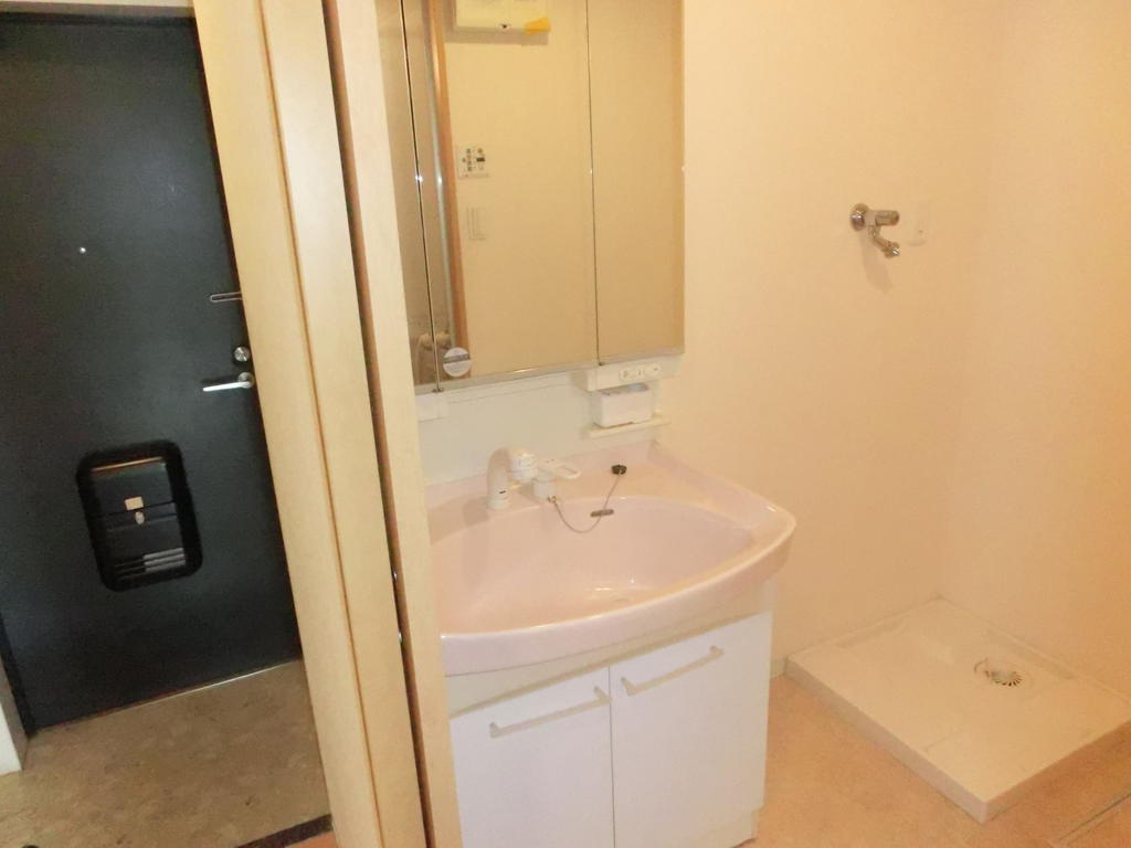 洗面設備　写真は別のお部屋です。現況を優先させて頂きます。