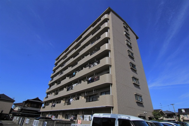 松山市保免西のマンションの建物外観