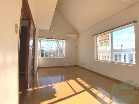 居室・リビング　こちらがリビングです。陽が入ってくるのがわかります。