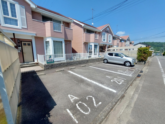 【松山市南斎院町のアパートの駐車場】