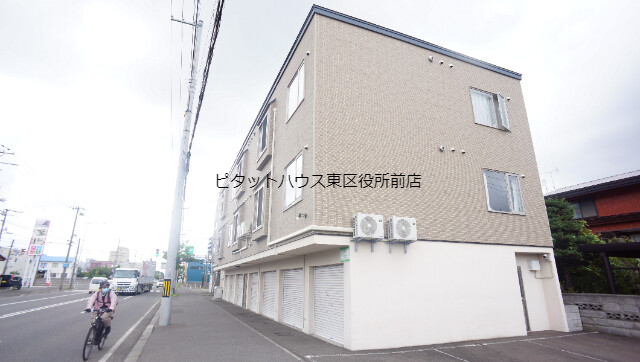 札幌市白石区中央三条のアパートの建物外観