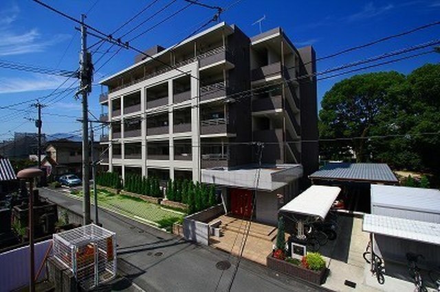 熊本市中央区国府のマンションの建物外観