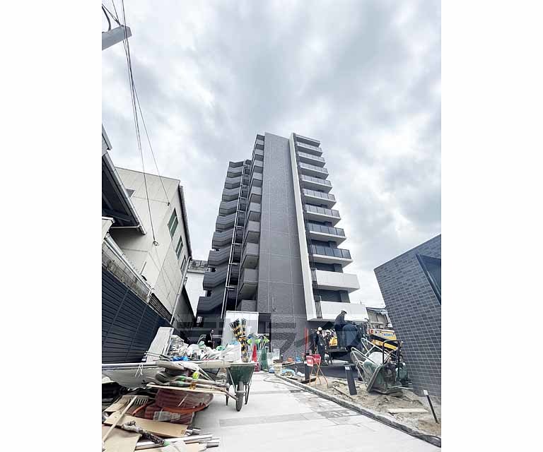 京都市南区東九条南河辺町のマンションの建物外観