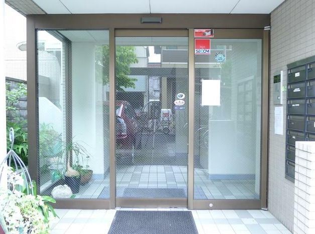 【目黒区目黒本町のマンションのロビー】