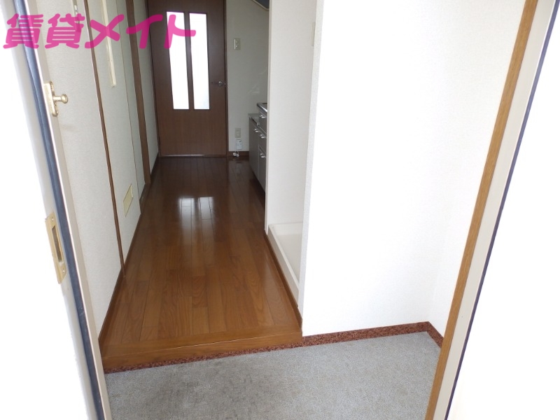 玄関　同物件別部屋写真です。