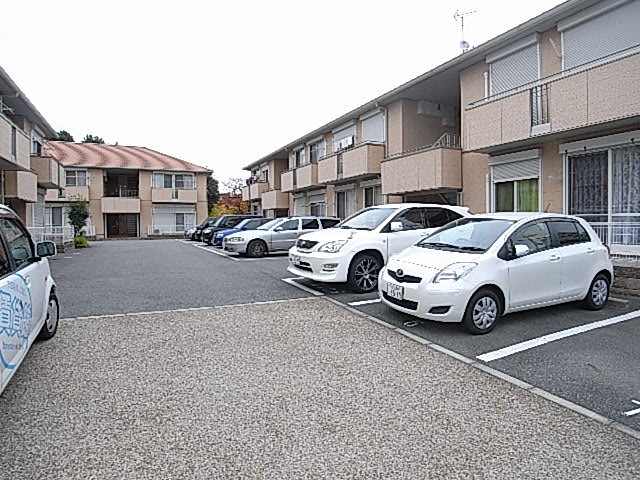 【姫路市神屋町のアパートの駐車場】