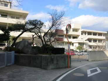 【安芸郡坂町坂東のマンションの小学校】